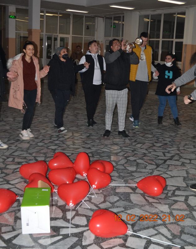 nad-40-mladi-lica-od-makedonija-belgija-i-shpanija-kje-izveduvaat-flesh-mob-za-denot-na-vljubenite-12.jpg