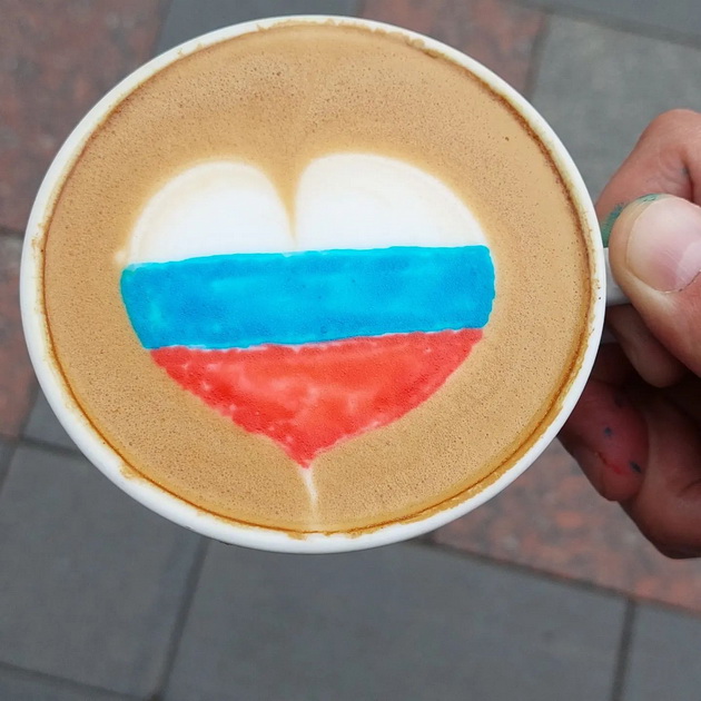 no-war-makedonski-barista-na-kreativen-nachin-isprati-mokjna-poraka-za-rusija-i-ukraina-03.jpg