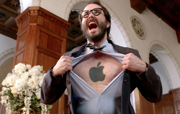 Rusin-se-ozhenil-za-pica-Amerikanecot-Kris-za-svojot-MacBook-najbizarnite-brakovi-za-koi-dosega-ste-slushnale 02 630x400.jpg