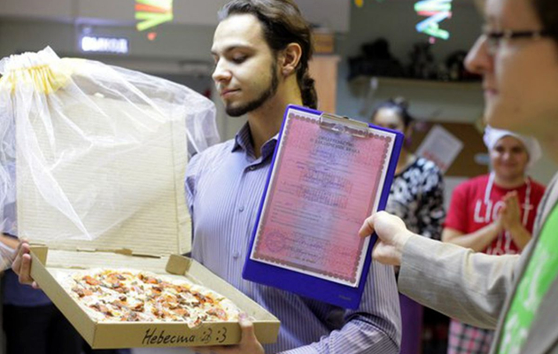 Rusin-se-ozhenil-za-pica-Amerikanecot-Kris-za-svojot-MacBook-najbizarnite-brakovi-za-koi-dosega-ste-slushnale 03 630x400.jpg