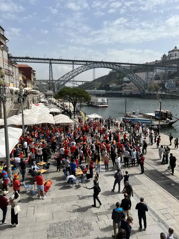 portugalcite-se-slikaat-so-nas-makedonskite-navivachi-ja-prenesuvaat-atmosferata-za-crnobelo-com-foto-video-2.jpg