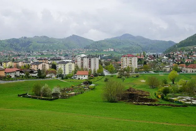 ima-samo-5-000-zhiteli-se-prodava-hrana-krstena-po-nea-kako-izgleda-rodniot-grad-na-melanija-tramp-vo-slovenija-foto-05.jpg