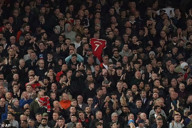 navivachite-so-emotiven-gest-za-kristijano-ronaldo-po-smrtta-na-novorodencheto-rakopleskaa-cela-minuta-na-natprevarot-na-manchester-junajted-foto-video-02.jpg