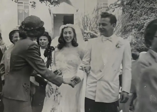 dokaz-deka-vintidj-modata-e-kul-devojka-ja-nosi-oblekata-od-medeniot-mesec-na-nejzinata-baba-od-1952-godina-foto-video-07.jpg
