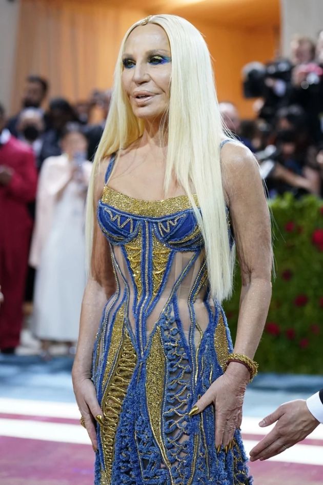 donatela-versache-go-proslavi-67-iot-rodenden-na-met-gala-zabelezhitelni-novi-estetski-korekcii-na-liceto-foto-03.jpg