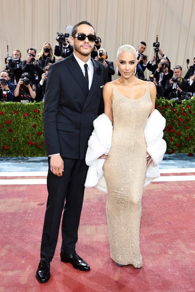 kim-kardashijan-so-meseci-makotrpno-se-podgotvuvala-za-da-go-obleche-a-go-nosela-samo-nekolku-minuti-fakti-za-fustanot-na-merlin-monro-16.jpg