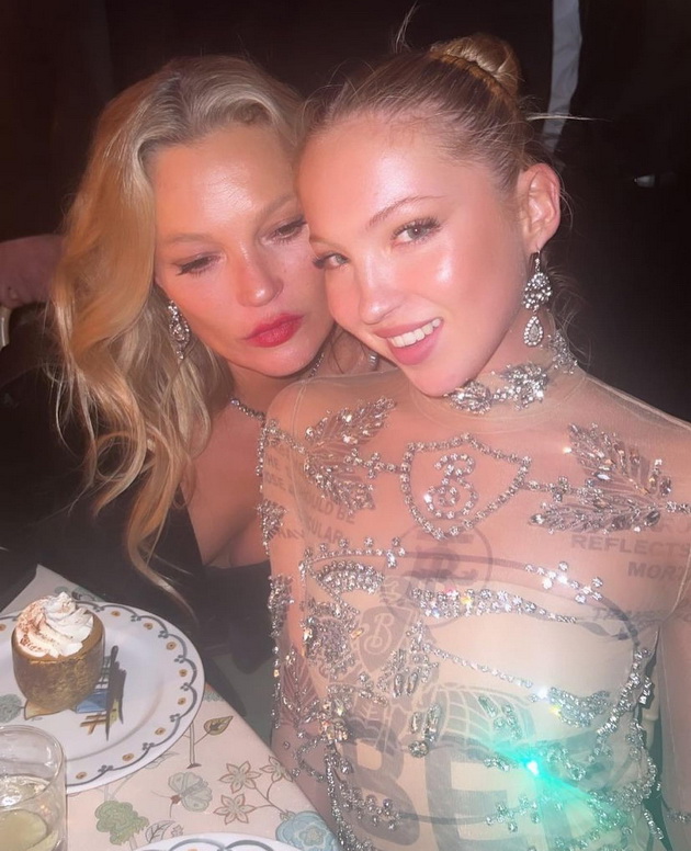 kjerkata-na-kejt-mos-so-insulinska-pumpa-i-monitor-za-da-go-kontrolira-dijabetesot-tip-1-na-met-gala-foto-12.jpg