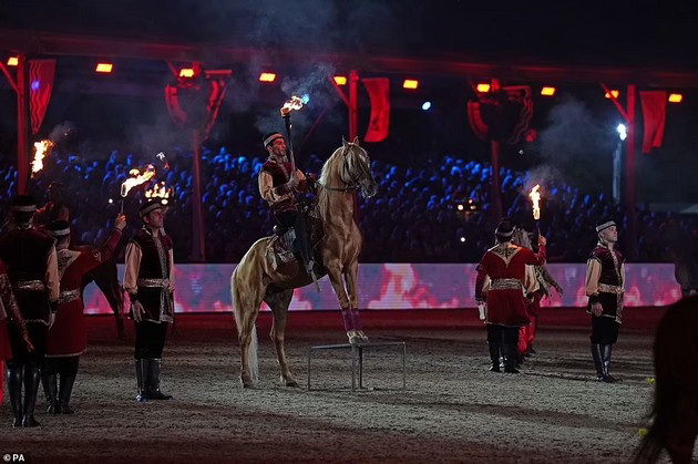 kralicata-elizabeta-so-bastun-i-shiroka-nasmevka-na-proslava-za-platinestiot-jubilej-i-pokraj-problemite-so-zdravjeto-prisustvuvashe-i-tom-kruz-08.jpg