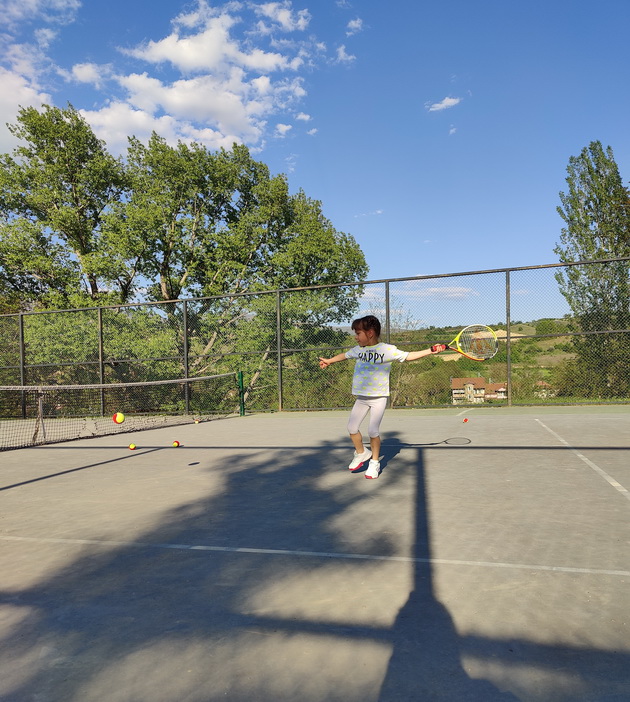 majkata-na-5-godishna-teniserka-od-skopje-melanija-pochna-da-trenira-tenis-na-3-godini-sega-uchestvuva-na-natprevari-14.jpg