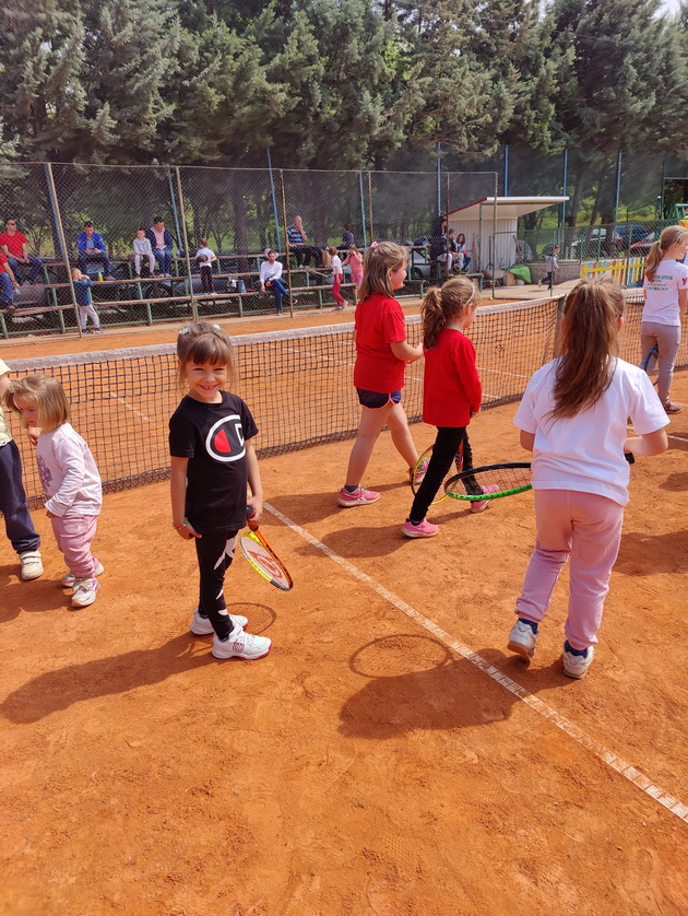 majkata-na-5-godishna-teniserka-od-skopje-melanija-pochna-da-trenira-tenis-na-3-godini-sega-uchestvuva-na-natprevari-16.jpg