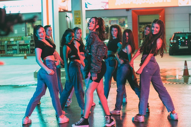 masovna-video-produkcija-i-ekipa-ja-pretvorija-avtokomanda-vo-filmski-set-01.jpg