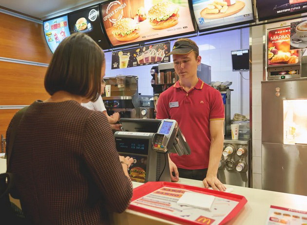 raboti-shto-ne-treba-da-gi-pravite-vo-restoran-za-brza-hrana-spored-poraneshni-vraboteni-06.jpg