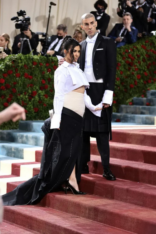 rajan-rejnolds-shokiran-od-fustanot-na-blejk-lajvli-kortni-kardashijan-i-trevis-barker-vo-zdolnishta-najvpechatlivite-parovi-na-met-gala-2022-12.jpg