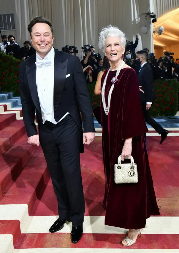 rajan-rejnolds-shokiran-od-fustanot-na-blejk-lajvli-kortni-kardashijan-i-trevis-barker-vo-zdolnishta-najvpechatlivite-parovi-na-met-gala-2022-30.jpg