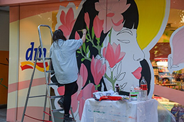 so-mural-od-nina-simovska-dm-drogerie-markt-kje-kreira-bran-na-inspiracija-01.jpg