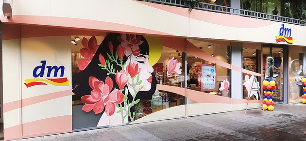 so-mural-od-nina-simovska-dm-drogerie-markt-kje-kreira-bran-na-inspiracija-02.jpg