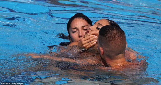 potresni-fotografii-plivachka-izgubila-svest-i-potonala-vo-bazen-trenerot-ja-spasil-bidejkji-spasuvachite-ne-napravile-nishto-09.jpg