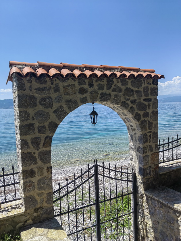 bev-so-ohrid-so-gliser-krstarev-po-krajbrezhjeto-javav-konji-go-posetiv-magichniot-manastir-zaum-besceneto-iskustvo-54.jpg