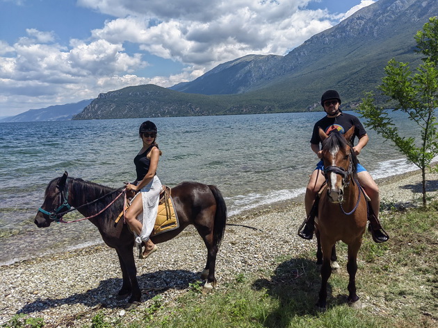 bev-so-ohrid-so-gliser-krstarev-po-krajbrezhjeto-javav-konji-go-posetiv-magichniot-manastir-zaum-besceneto-iskustvo-82.jpg