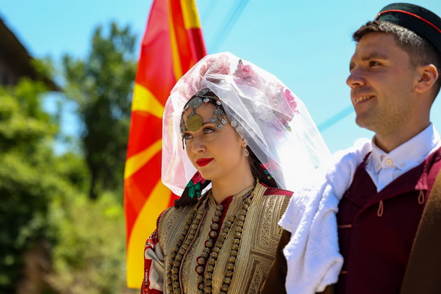 elena-durovska-otkako-stapi-vo-brak-vo-ramki-na-galichka-svadba-celata-ceremonija-ni-pomina-za-mig-foto-04.jpg