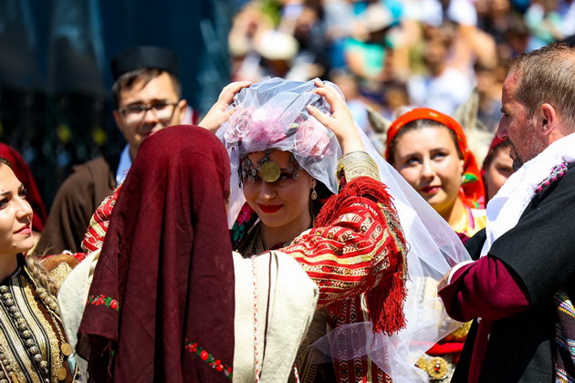 elena-durovska-otkako-stapi-vo-brak-vo-ramki-na-galichka-svadba-celata-ceremonija-ni-pomina-za-mig-foto-08.jpg