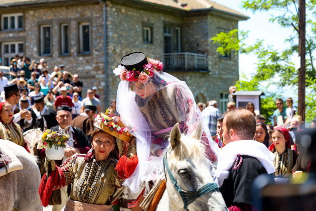 elena-durovska-otkako-stapi-vo-brak-vo-ramki-na-galichka-svadba-celata-ceremonija-ni-pomina-za-mig-foto-09.jpg