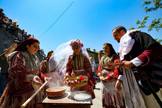 elena-durovska-otkako-stapi-vo-brak-vo-ramki-na-galichka-svadba-celata-ceremonija-ni-pomina-za-mig-foto-11.jpg