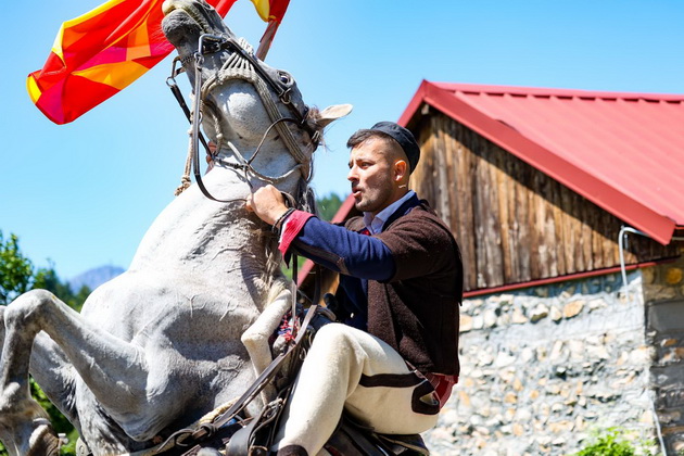 elena-durovska-otkako-stapi-vo-brak-vo-ramki-na-galichka-svadba-celata-ceremonija-ni-pomina-za-mig-foto-13.jpg