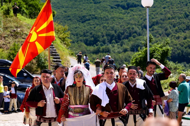 elena-durovska-otkako-stapi-vo-brak-vo-ramki-na-galichka-svadba-celata-ceremonija-ni-pomina-za-mig-foto-15.jpg