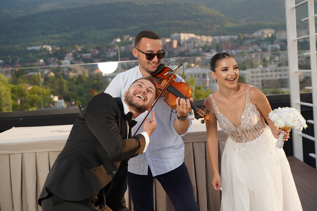bajkovitata-svadba-na-darko-i-verche-od-skopje-so-gulabi-prskalki-i-unikaten-bidermaer-mnogu-raboti-napravivme-sami-07.jpg