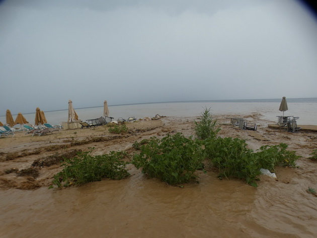 grcija-e-pogodena-od-silno-nevreme-so-50-000-gromovi-poplaveni-ulici-unishteni-plazhi-foto-video-03.jpg