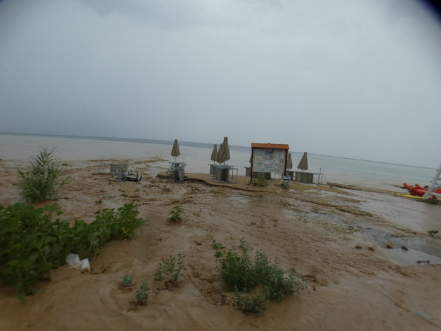 grcija-e-pogodena-od-silno-nevreme-so-50-000-gromovi-poplaveni-ulici-unishteni-plazhi-foto-video-04.jpg