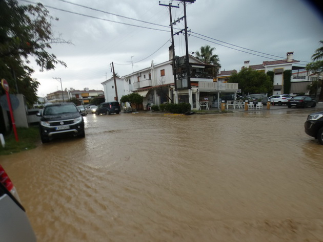 grcija-e-pogodena-od-silno-nevreme-so-50-000-gromovi-poplaveni-ulici-unishteni-plazhi-foto-video-05.jpg