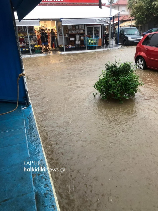 grcija-e-pogodena-od-silno-nevreme-so-50-000-gromovi-poplaveni-ulici-unishteni-plazhi-foto-video-07.jpg