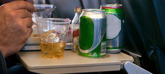 ne-meshajte-alkohol-i-apchinja-za-spienje-ne-odete-bosi-stjuardesa-so-10-godishno-iskustvo-spodeluva-shto-ne-treba-da-pravite-vo-avion-07.jpg