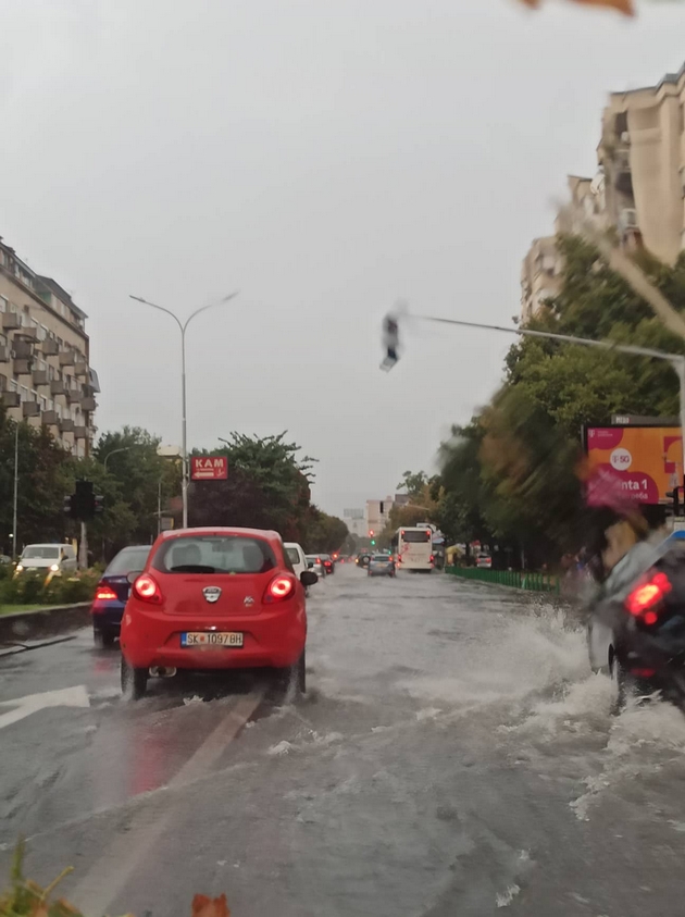 poplaveni-ulici-padnati-drvja-i-otkornati-krovovi-po-nevremeto-vo-skopje-foto-video-03.jpg