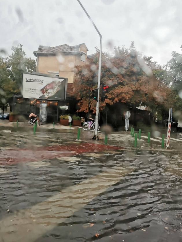 poplaveni-ulici-padnati-drvja-i-otkornati-krovovi-po-nevremeto-vo-skopje-foto-video-07.jpg