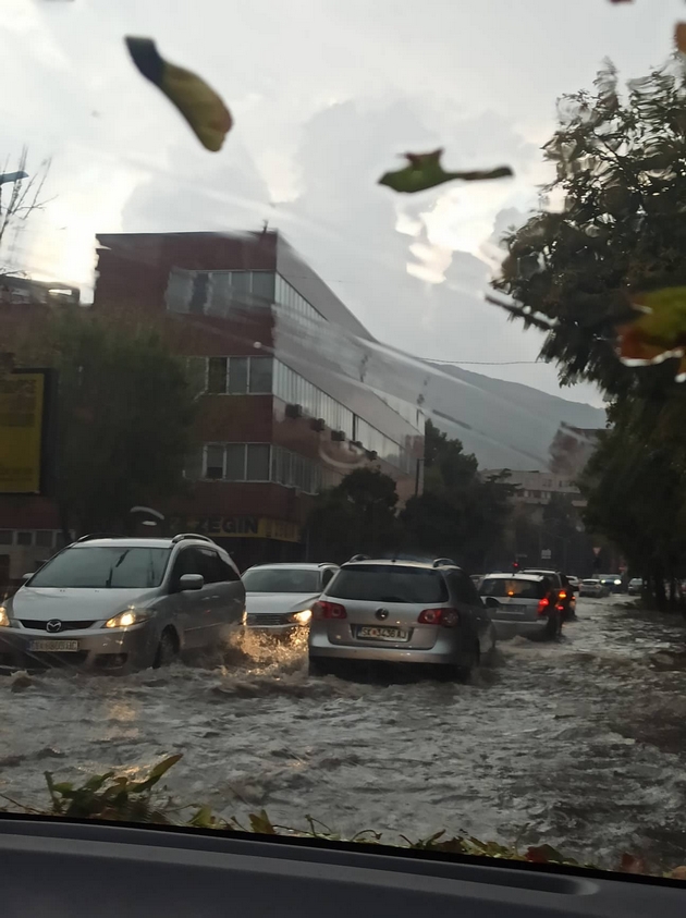 poplaveni-ulici-padnati-drvja-i-otkornati-krovovi-po-nevremeto-vo-skopje-foto-video-5.jpg