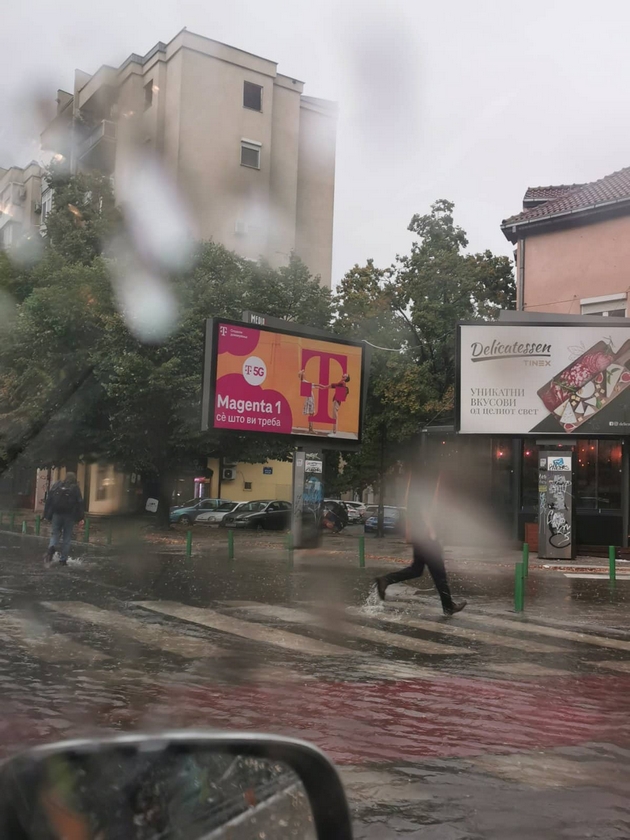 poplaveni-ulici-padnati-drvja-i-otkornati-krovovi-po-nevremeto-vo-skopje-foto-video-8.jpg