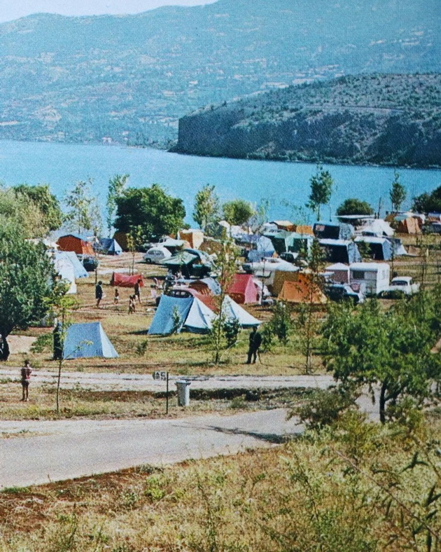 retro-fotografija-od-plazhata-gradishte-od-60-tite-godini-na-odmor-so-shatori-i-spienje-pod-otvoreno-nebo-04.jpg