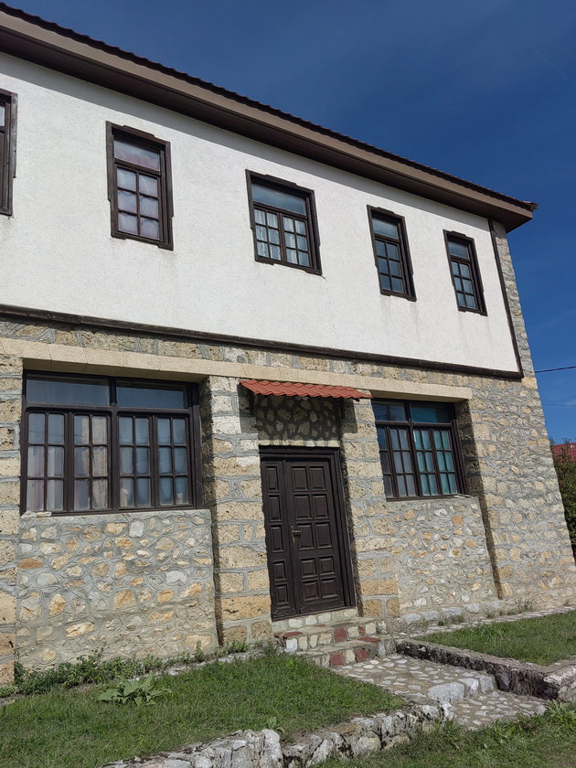 bev-vo-lazaropole-chichko-dimko-mi-raskazha-za-crkvata-a-seloto-navistina-e-edno-od-najubavite-vo-makedonija-32.jpg