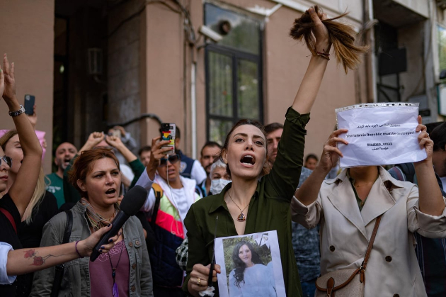 ednata-ubiena-zatoa-shto-kosata-i-dzirkala-pod-hidjabot-a-drugata-zatoa-shto-ja-vrzala-vo-opavche-zhenite-shto-stanaa-simbol-na-otporot-vo-iran-03.jpg