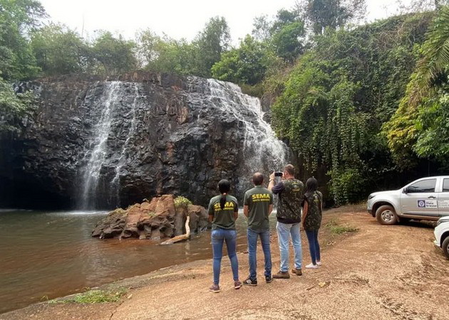 par-od-brazil-ja-razgnevi-javnosta-oboile-vodopad-so-sina-boja-za-otkrivanje-na-polot-na-deteto-video-04.jpg