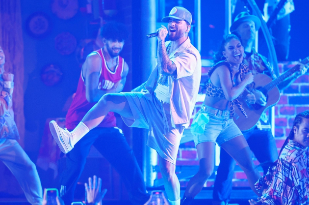 so-godini-ja-chekashe-da-se-razvede-sega-strasno-ja-baknuva-pred-cel-svet-maluma-so-devojkata-na-billboard-latin-awards-2022-foto-video-03.jpg