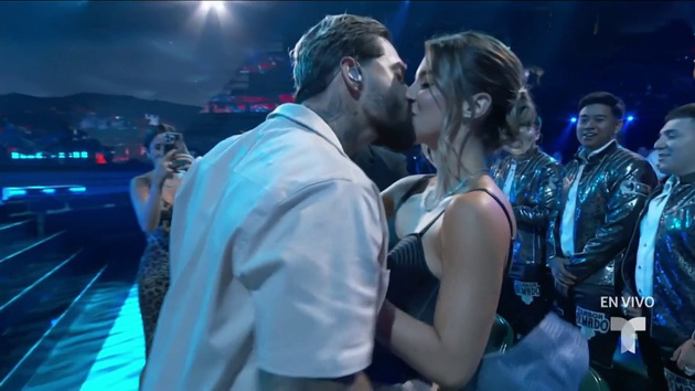 so-godini-ja-chekashe-da-se-razvede-sega-strasno-ja-baknuva-pred-cel-svet-maluma-so-devojkata-na-billboard-latin-awards-2022-foto-video-11.jpg