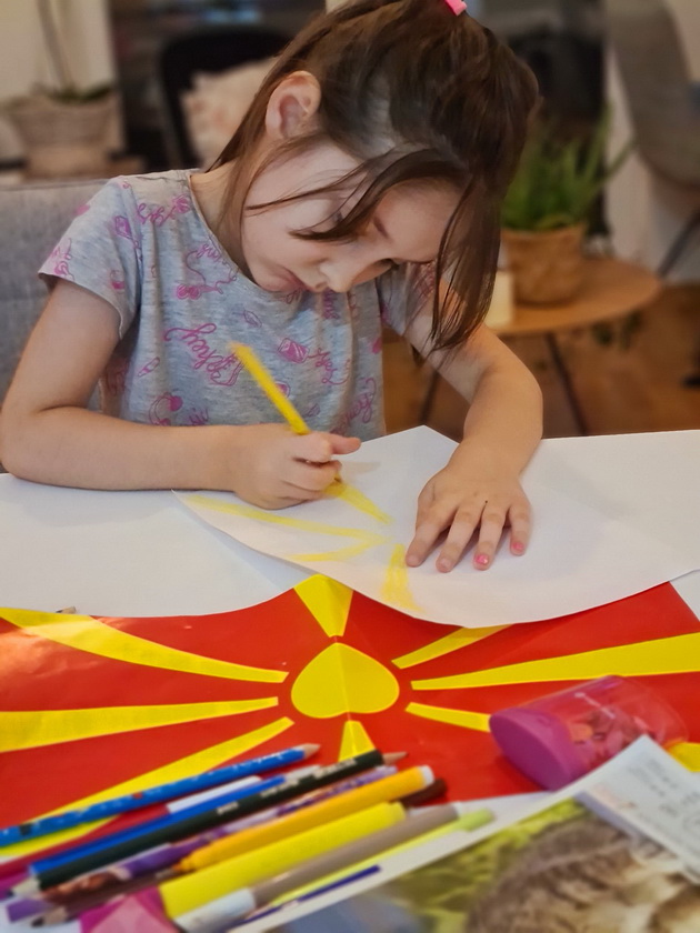 vrski-da-ti-fakjam-skraja-eva-nedinkovska-na-kjerkata-prvache-i-posveti-pesna-so-mokjna-poraka-05.jpg