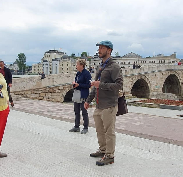 david-trajkovski-turistichki-vodich-za-skopje-poljacite-se-najbrojni-turisti-gi-sakaat-makedoncite-kako-domakjini-no-se-zhalat-za-higienata-i-bezdomnite-kuchinja-07.jpg