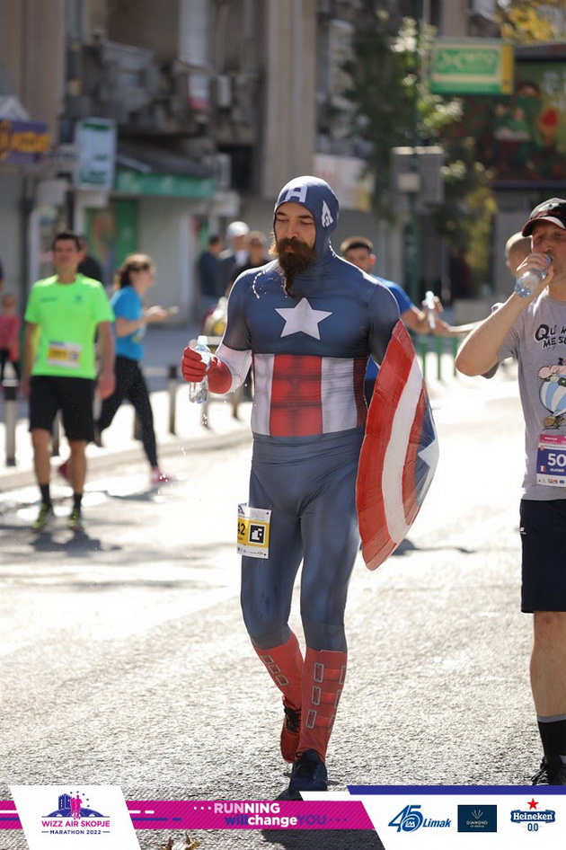 kapetan-amerika-i-biznismen-so-odelo-dvajca-momci-se-hit-maratonci-na-skopski-maraton-2022-foto-02.jpg