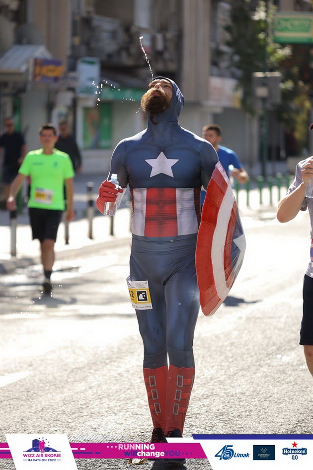 kapetan-amerika-i-biznismen-so-odelo-dvajca-momci-se-hit-maratonci-na-skopski-maraton-2022-foto-04.jpg