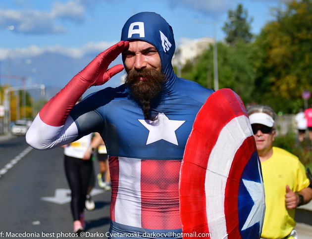 kapten-amerika-biznismen-so-odelo-hit-maratoncite-na-skopski-maraton-2022-foto-05.jpg